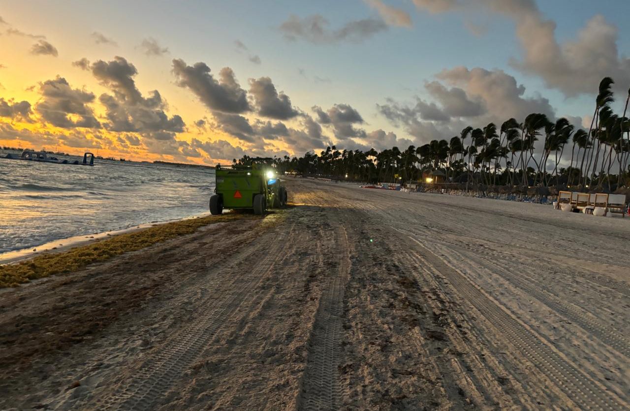 labores de mantenimiento en playas de Punta Cana